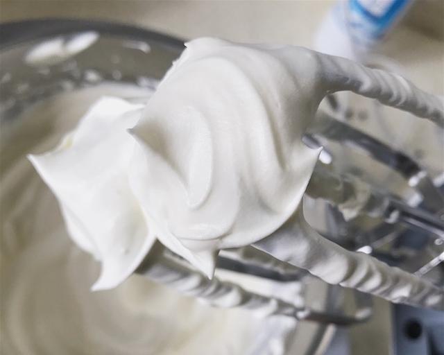 安佳和蓝风车哪个淡奶油容易打发，安佳淡奶油好吃还是蓝风车好吃（教你几种打发淡奶油不易化的秘诀）