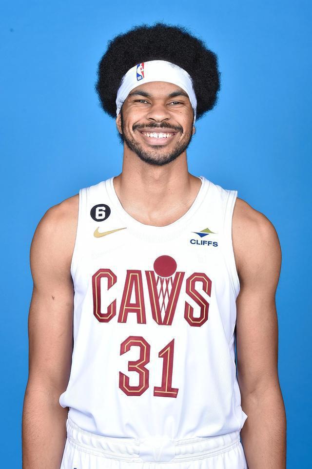 骑士队球员名单，骑士队现在的球员名单（NBA新赛季骑士队晒出首发五虎定妆照）