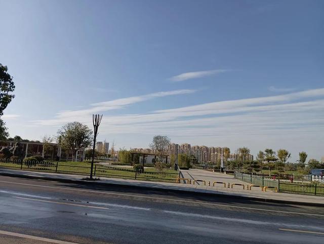 女人梦见下大雨财运如何，已婚女人梦见下雨预示着什么（10月8梦见小妹妹）