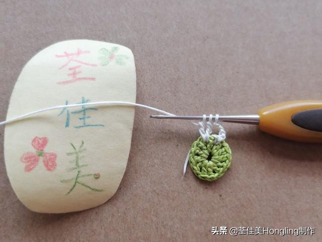 钩针编织小花朵，钩针编织花朵简单易学（新手半个小时就可以钩出来送给自己）