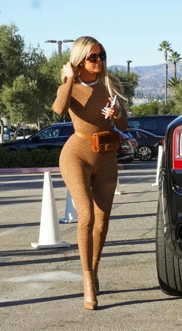 欧美闺蜜头像。微信，欧美闺蜜头像。（欧美女星科勒卡戴珊）