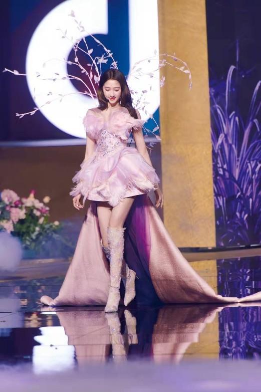 关晓彤在哪部电影中饰演空姐，关晓彤扮演的空姐（制服美女再次上线）