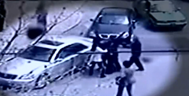 四个凶神恶煞，2011年男子当街殴打交警致其犯病死亡