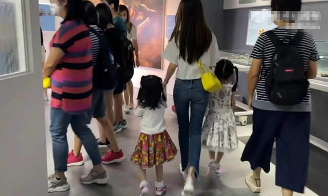 郭富城妻子独自带娃逛恐龙馆，马不停蹄赶补习班，方媛露面显疲惫