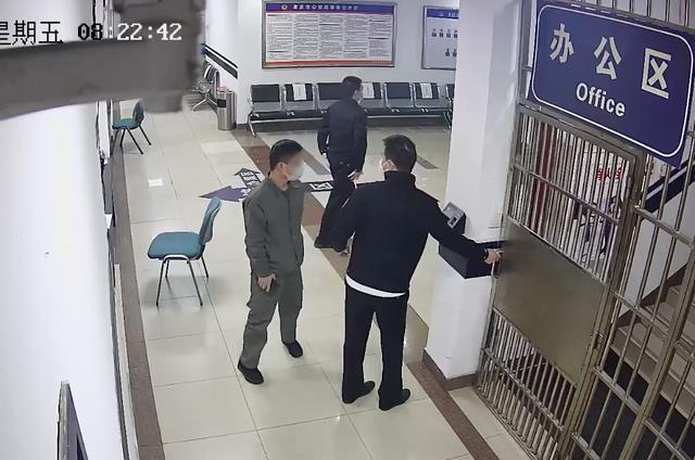如何查询QQ和举报骗子QQ，找QQ客服举报诈骗（不料遭遇假警察反被骗5万余元）