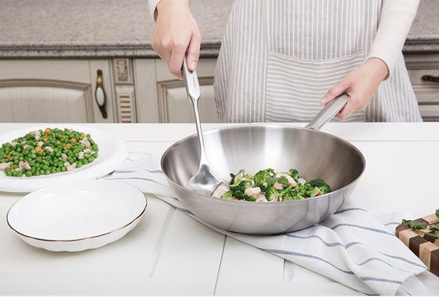 铸铁锅开锅方法，铸铁锅的正确开锅方法（不锈钢锅也能做到不物理粘锅）