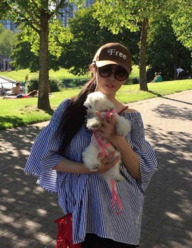 粉色外套配什么颜色内搭，粉色外套配什么颜色内搭好看男（穿粉色羽绒服配白内搭）