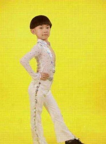 易烊千玺的真实年龄，易烊千玺14岁到17岁外貌变化（“谦逊低调”的易烊千玺）