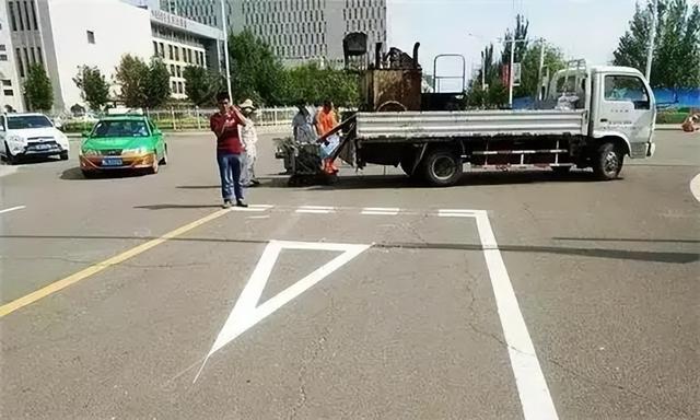 常见的交通标志标牌及意思，交通标志标牌及意思（五一假期出行可要留意这些冷门交通标识）