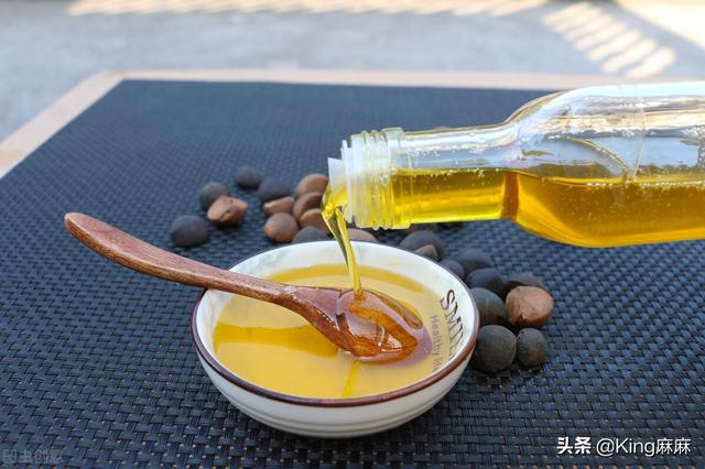 葵花籽油与玉米油哪个好吃_葵花籽油和玉米油好吗，食用油玉米油和葵花籽油哪个好（花生油排在第三梯度）
