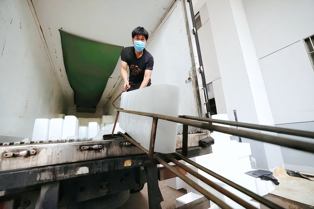 巨型冰块制作方法，一天生产15000块