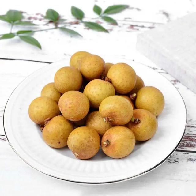 吃新鲜龙眼上火吗，新鲜的龙眼吃了上火吗（龙眼和桂圆，是同一种食物吗）