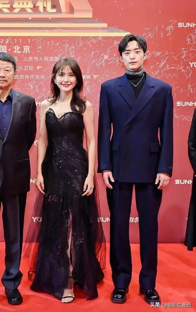 一打扮就惊艳的女生，什么人是一打扮起来就很惊艳的（热依扎黑寡妇造型揽大奖）