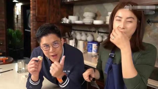 郭晶晶霍启刚婚纱照，郭晶晶婚纱照图片大全（跟郭晶晶穿情侣装逛花海超浪漫）