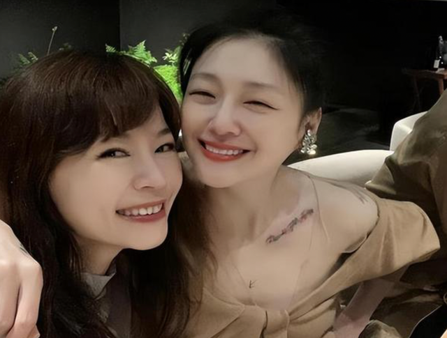 高调秀恩爱的说说短句，低调秀恩爱的说说（穿露脐婚纱美如少女）