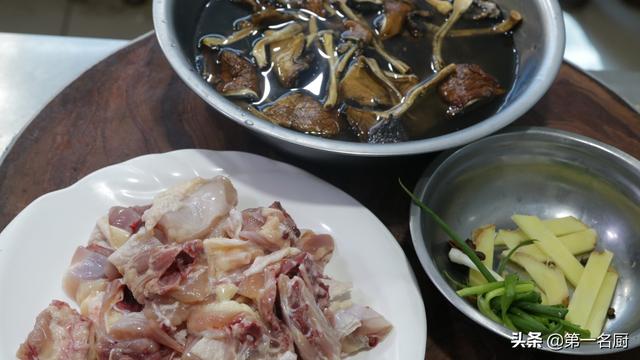 如何炖老母鸡汤好喝又营养，母鸡汤放什么材料煲汤好喝（鸡汤这样炖绝了）