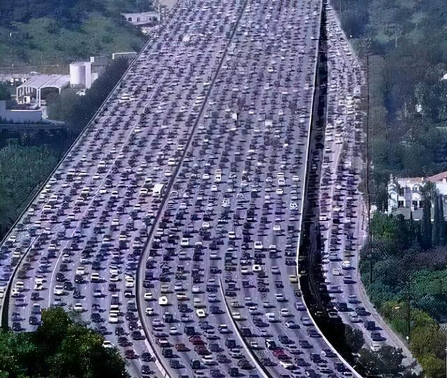 京藏高速大堵车，今日北京17点交通怎么样堵车吗（一次堵车事件出动400多名交警）