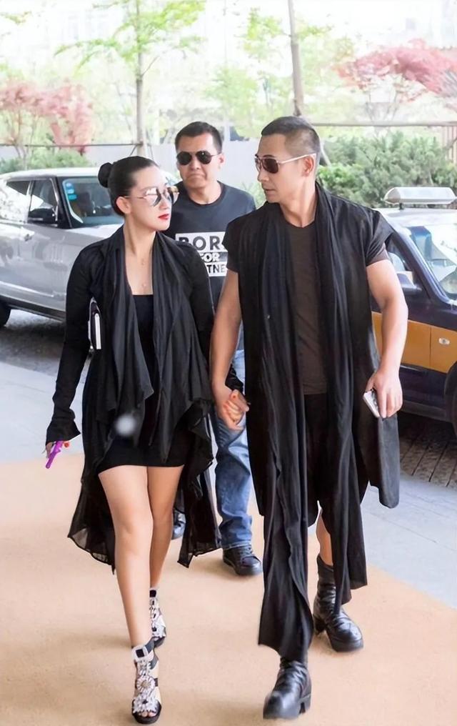 赵文卓老婆，穿情侣装陪老婆逛街（赵文卓老婆是丫蛋吗）