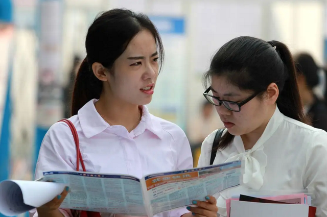 为什么越来越多人不入党，入党越来越难的原因是什么（为啥有多半学生挤不进去）