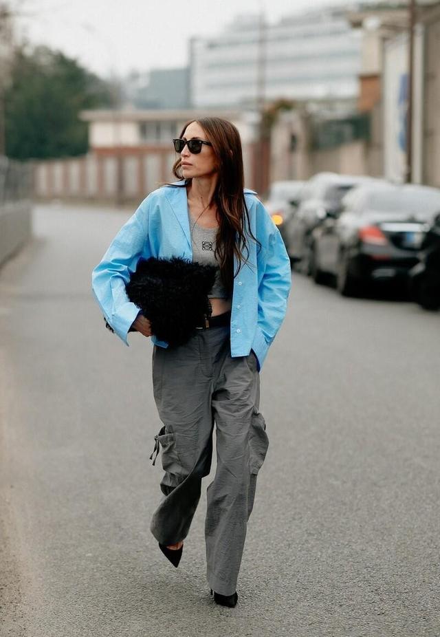 工装裤搭配禁忌，女黑工装裤搭什么上衣合适（直接一条“工装裤”就能满足）