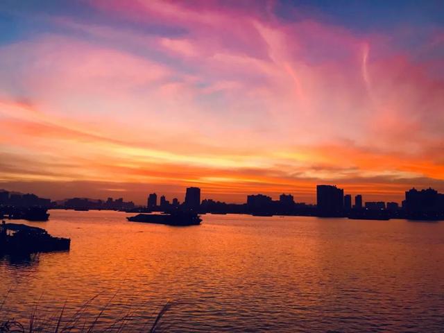 霞光万丈的下一句是什么，落日晚霞的唯美句子（诗词鉴赏-预卜明朝天色好）