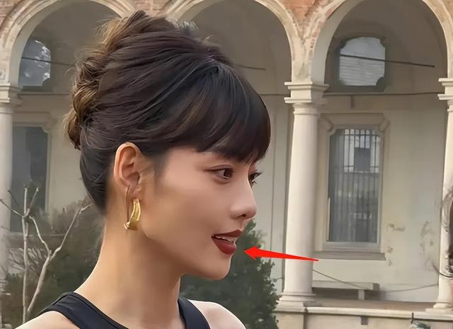 张嘉倪真人长相分析，鱼尾纹深重到不像35岁