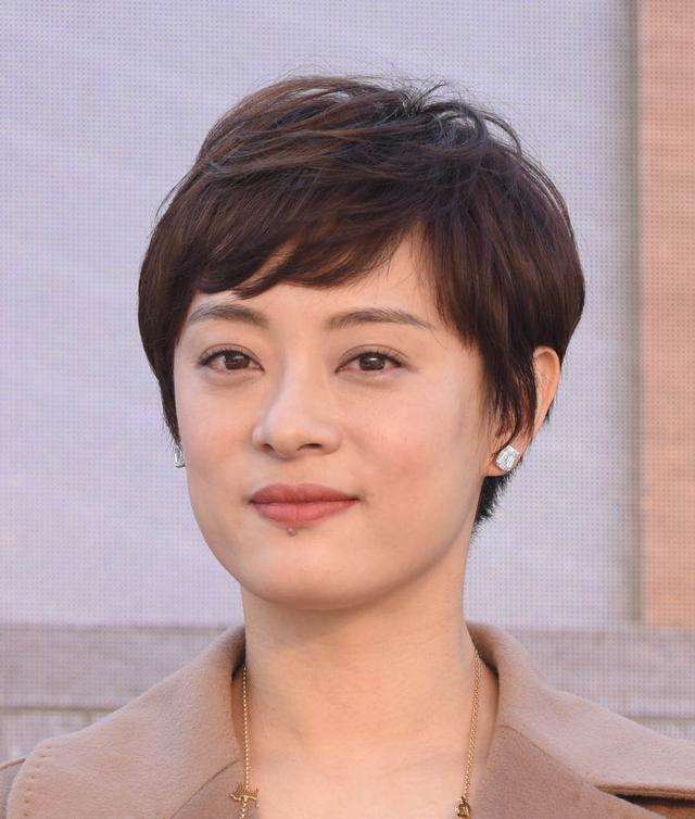 脸大剪什么发型好看图片，这有16款发型有适合你的吗（头大脸大的女人别再踩雷了）