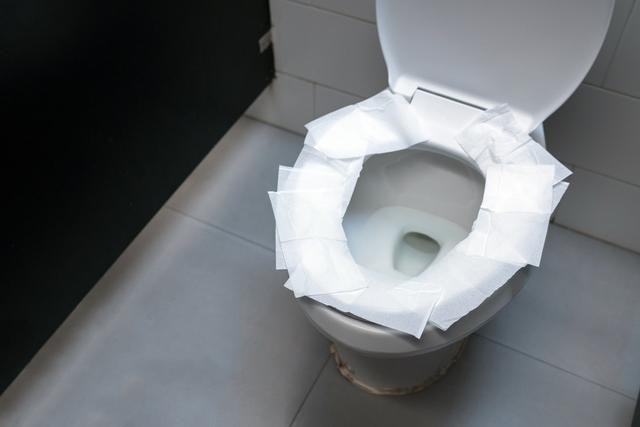 怎么更换马桶坐垫，马桶坐垫的拆卸方法（现在不会还有人不会用马桶坐垫纸吧）