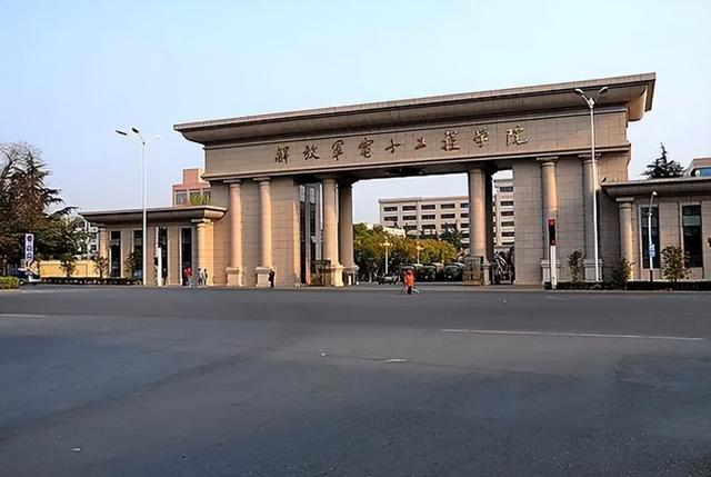 武汉海军工程大学,海军工程大学(考上就成为国家的人)