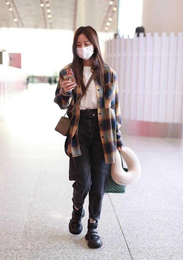 格子衬衫配什么裤子，黑色格子衬衫配什么裤子（格纹衬衫配牛仔裤走机场）