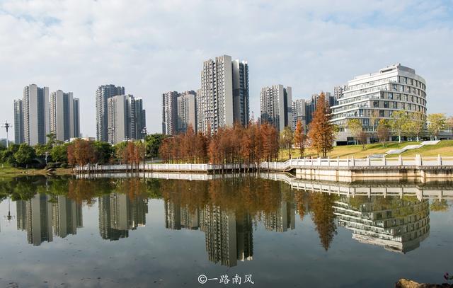 城市套路深的幽默句子，男女幽默聊天的对话（距离市中心超过40公里）