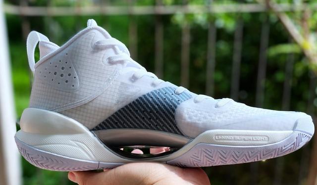 李宁篮球鞋怎么样，李宁和安踏哪个好（李宁做了一双更强的“超轻”篮球鞋）