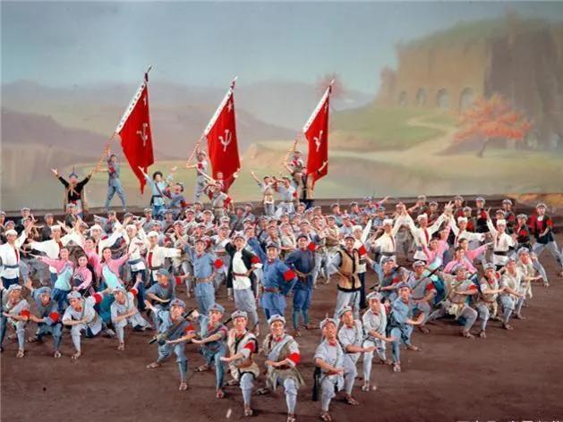 1964年,音乐舞蹈《东方红》被拍成电影,只保留了前六个章节