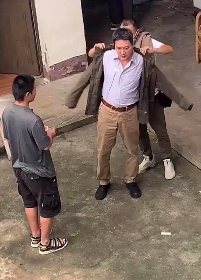 冯绍峰近照中年发福，与景甜同框身材反差大