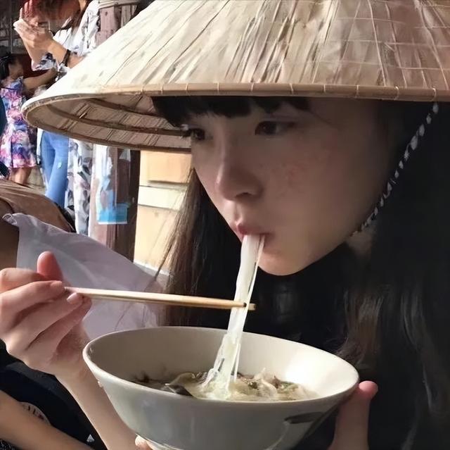 网红头像卡通可爱 美食妹妹，网红头像卡通可爱图片微信（吃东西头像）