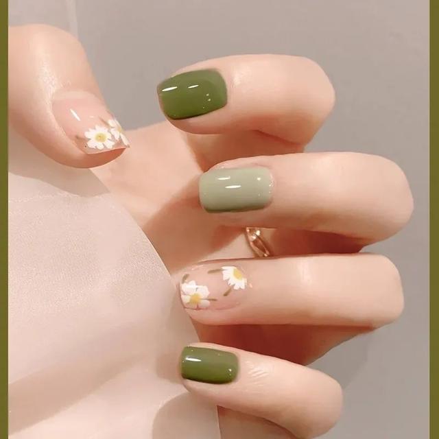 超级显白的基础款美甲，显白显嫩的美甲来一波儿~