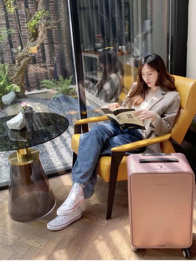 女生穿搭牛仔阔腿裤，女生穿搭牛仔阔腿裤图片（牛仔阔腿裤配什么上衣好看）