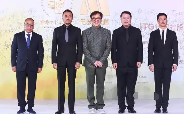 成龙在舞台上最尴尬的一次，成龙在金鸡奖颁奖礼现场亲自修座椅