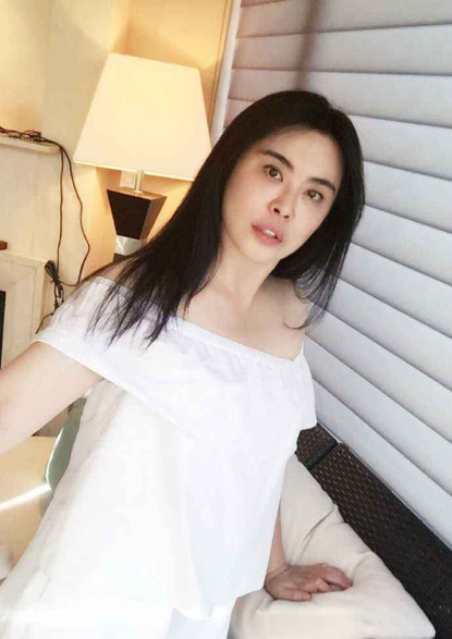 粉色外套配什么颜色内搭，粉色外套配什么颜色内搭好看男（穿粉色羽绒服配白内搭）