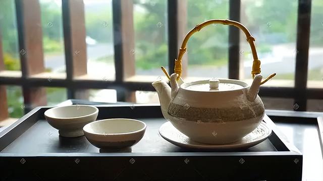 发朋友圈晒喝茶的短句，喝茶的说说发朋友圈（适合一个人喝茶时发的朋友圈句子）
