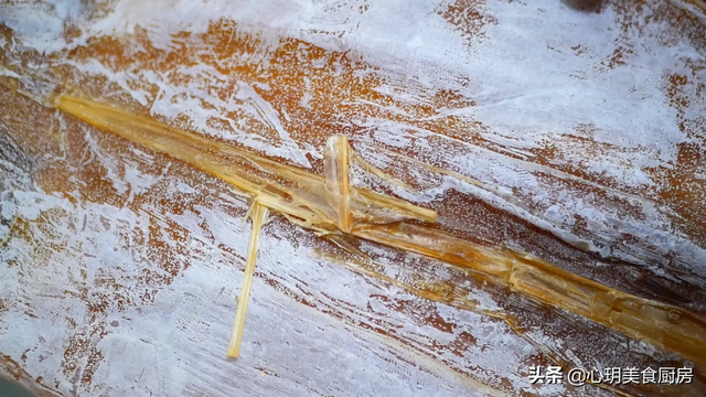 鱿鱼干的制作方法，鱿鱼鱼干怎么做（海边人教正确做法）