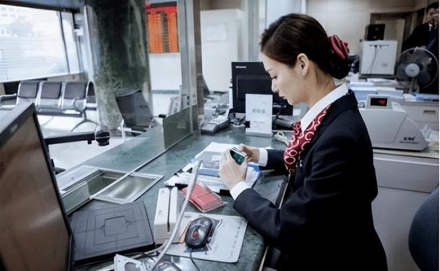 手机转账怎么转，手机转账怎么转账（有事没事可以多在手机银行里转账）