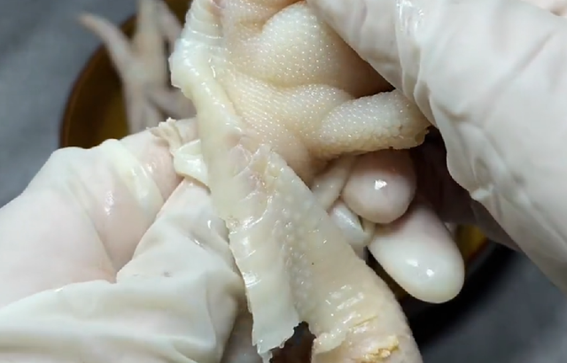 无骨凤爪怎么去骨头，无骨鸡爪是怎么脱骨的（无骨鸡爪去骨方法以及柠檬无骨鸡爪网红配方）