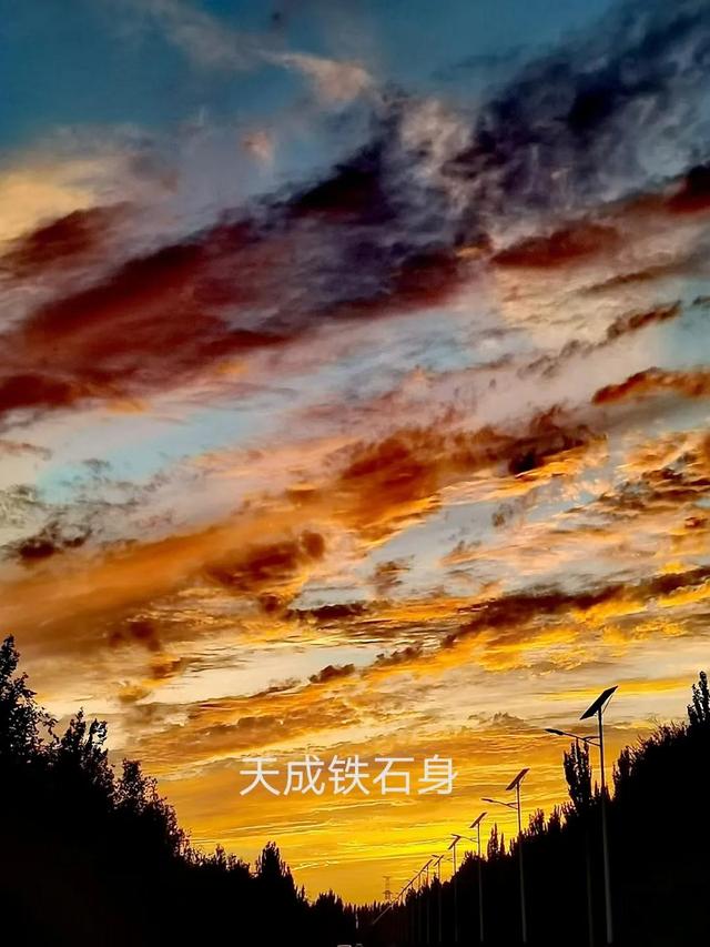 苍山如海 残阳如血，如何理解苍山如海残阳如血（毛主席说他最喜欢“苍山如海）