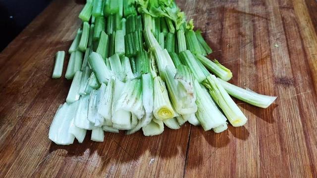 女人吃猪肝有什么好处，猪肝一周吃几次补血（多吃“4红3黑2绿”）