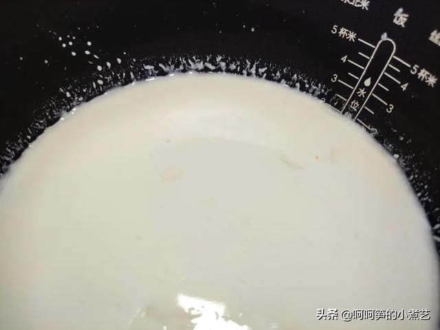 酸牛奶怎么做，酸牛奶怎么做奶酪（做芝士剩下的乳清不要丢）