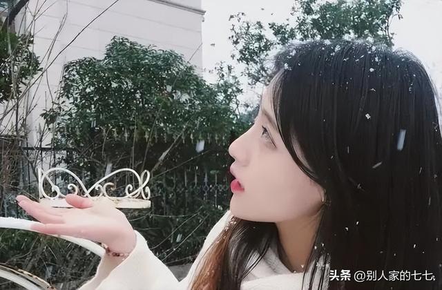 女孩喜欢男孩的暗示，女孩喜欢男生6种暗示是什么（多半会给你这些“信号”）