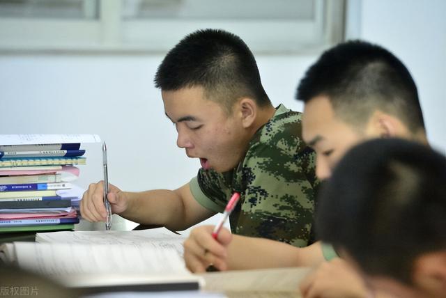 普通本科生能考军校的研究生吗，普通本科生考军校的研究生可以吗（需要满足哪些考学条件）