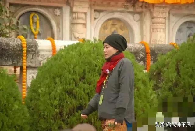 王菲是哪里人今年多大了，53岁王菲在福建寺庙祈福