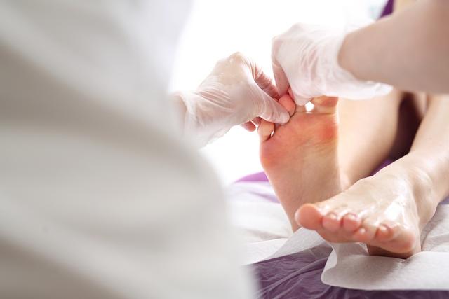 脚趾缝溃烂怎么办，脚趾缝痒溃烂是什么原因（脚趾间发白、溃烂、露出红肉）